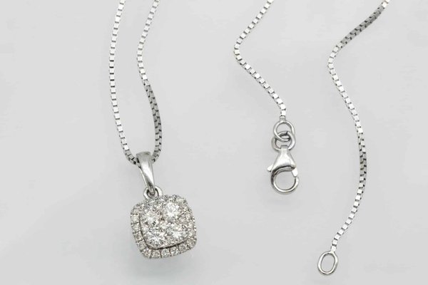 Quel type de parure de bijoux convient pour une soirée de gala sans éclipser la robe ?